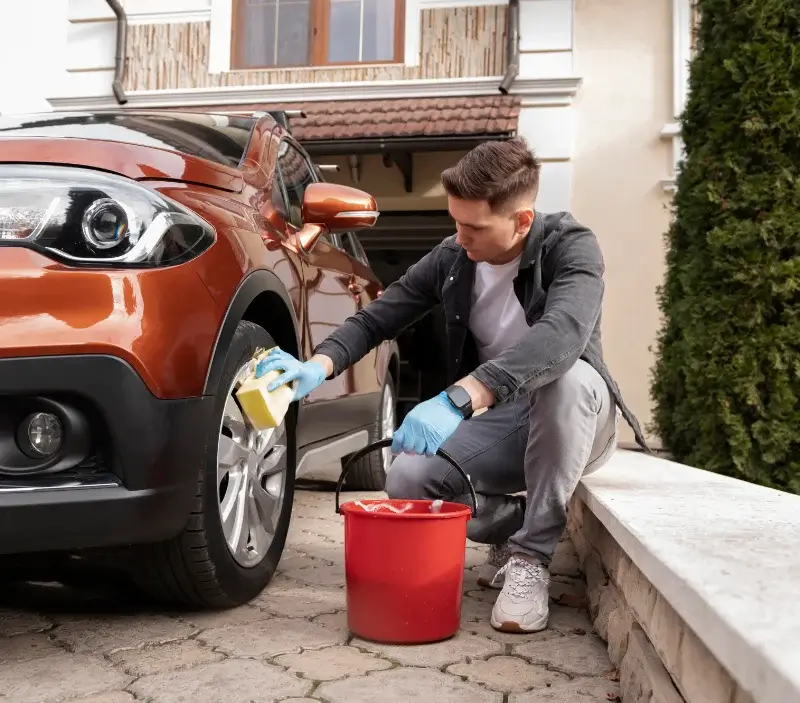Lavage auto à domicile Arnage : professionnel intervenant sur un véhicule